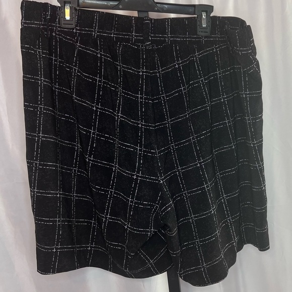Torrid Flat Bermuda Shorts Crepe Ink Dot Plaid Black, size 16 - Picture 7 of 7